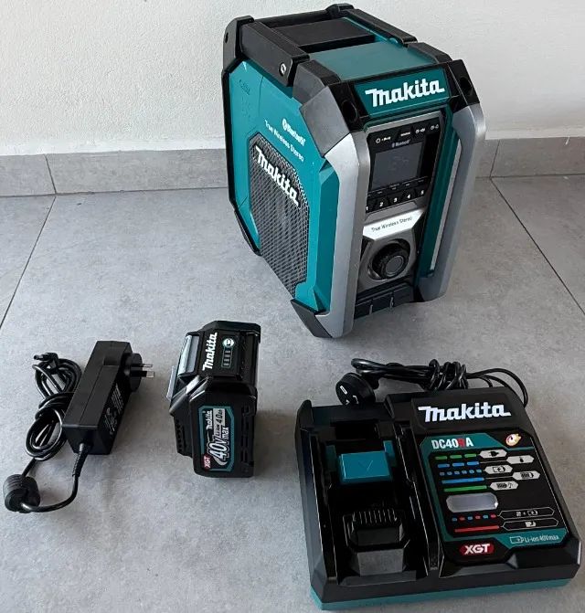 Rádio Makita XGT MR007G Bluetooth + Bateria 4.0Ah + Carregador