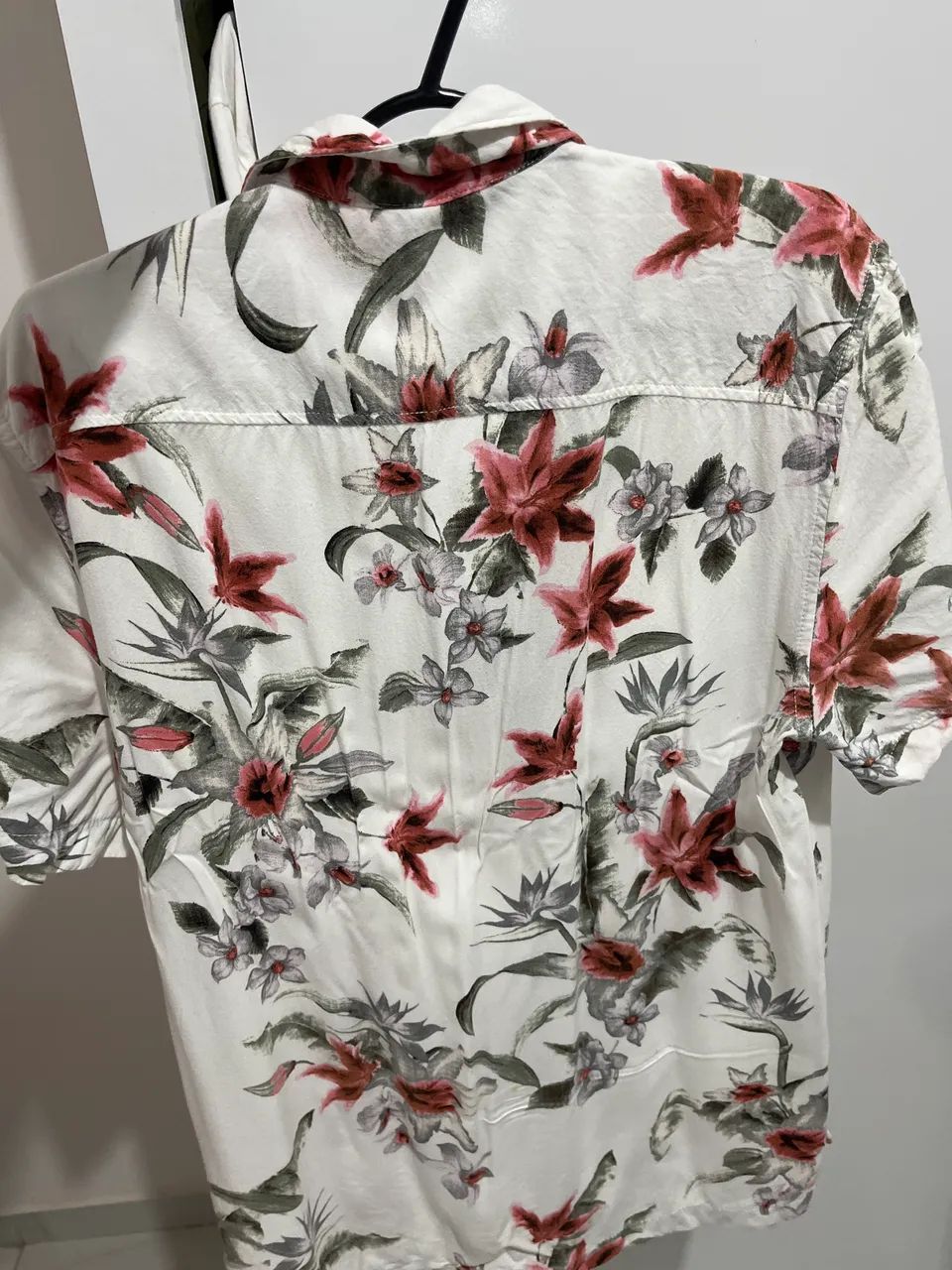 Camisa de botão florida branca nova - Foto 3