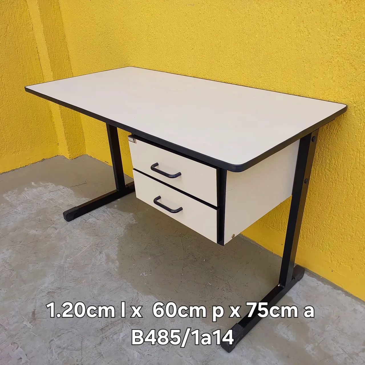 Mesa escritório com gavetas bege - Foto 2
