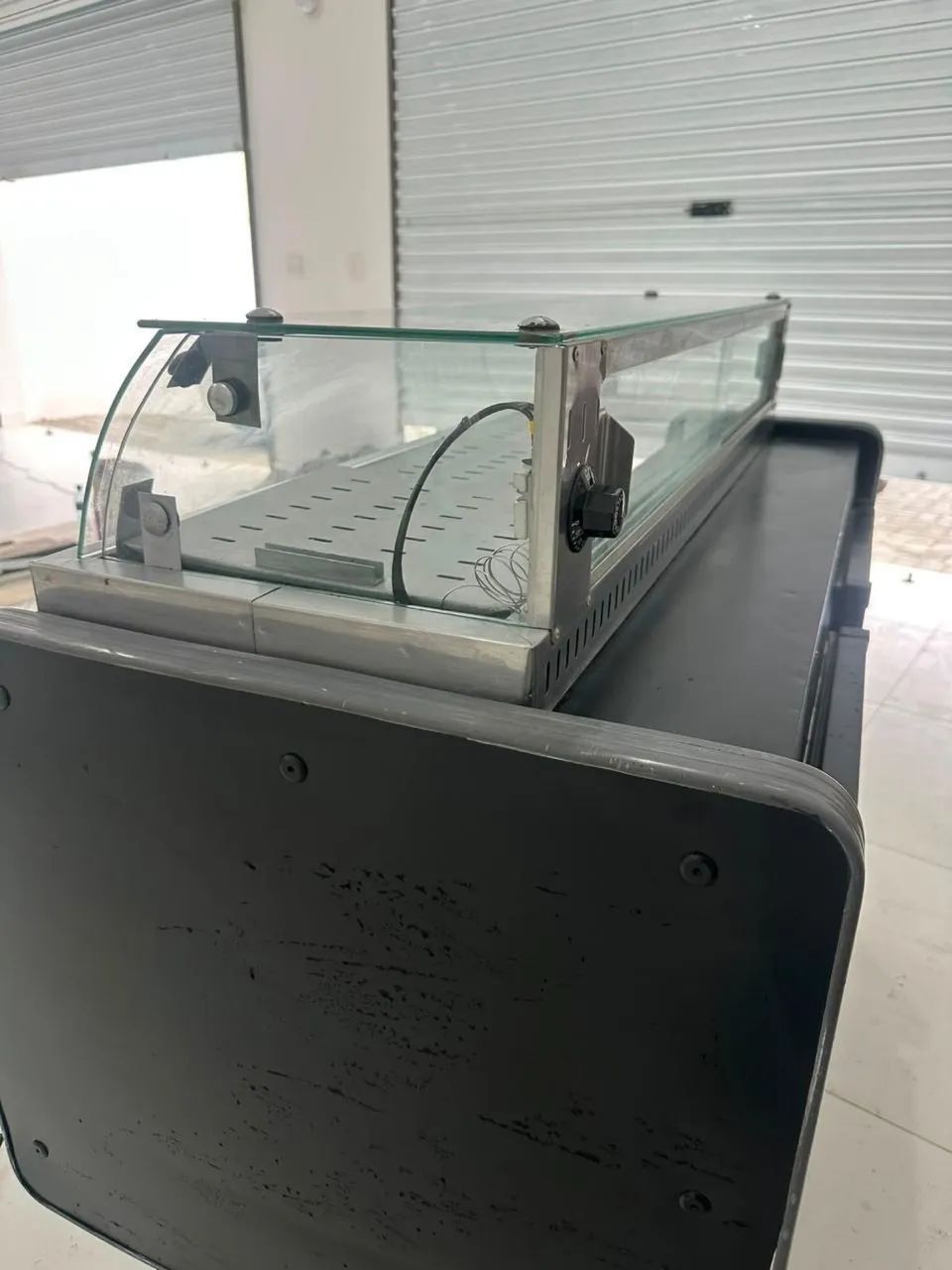 Balcão refrigerado com estufa quente 