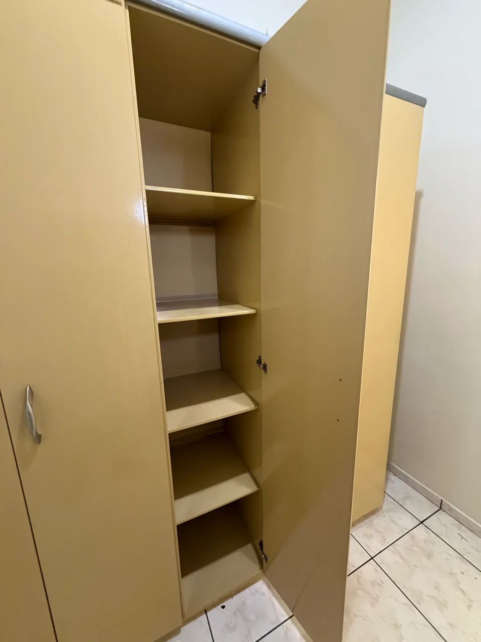 Guarda Roupa cor Marfim 5 portas - Foto 5