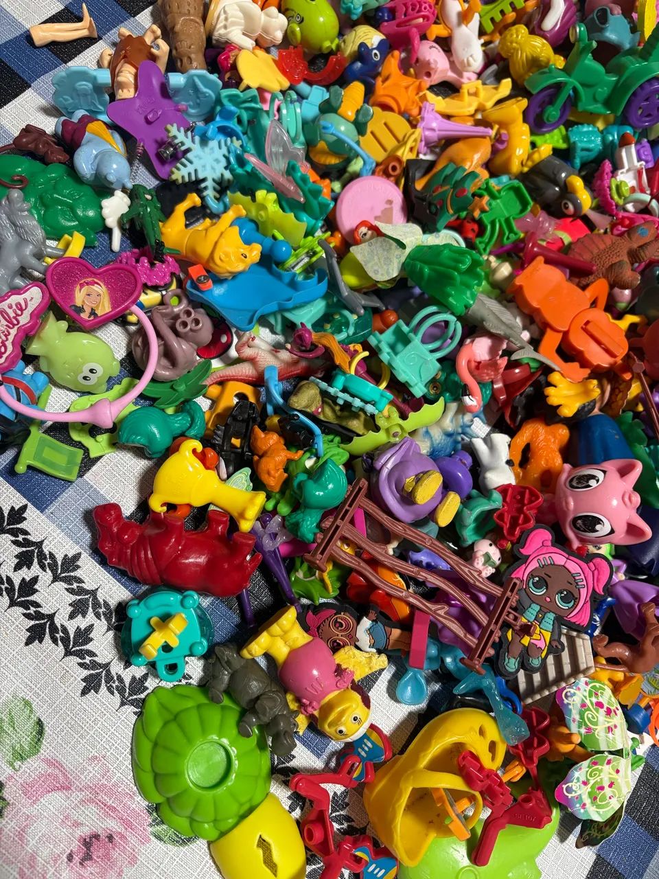 Lote miniaturas brinquedos diversos e kinder ovo - Foto 3