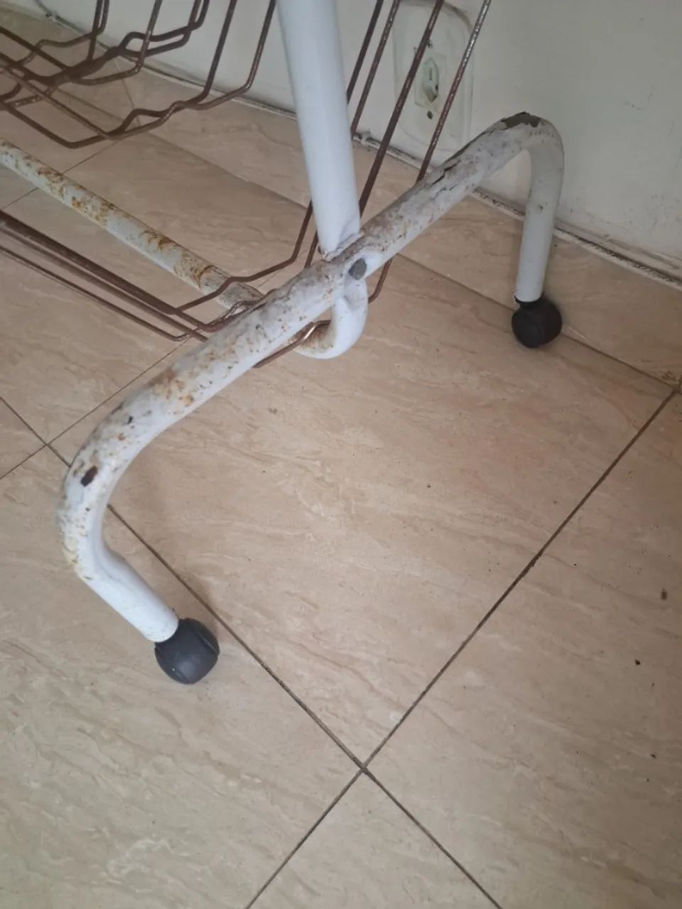 Arara de roupas regulável com rodinhas  - Foto 3