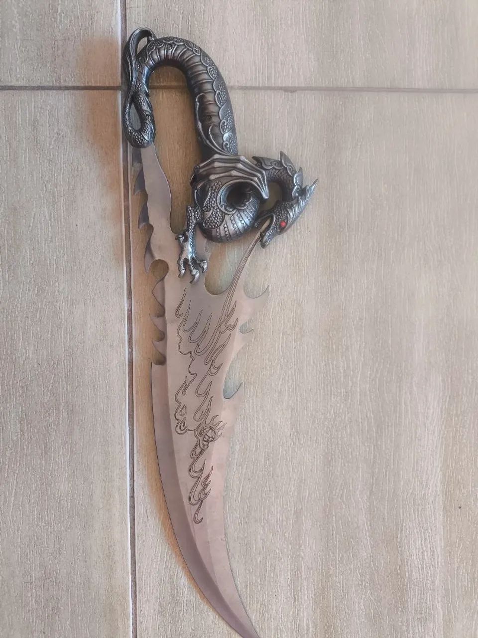 adaga decorativa temática de dragão