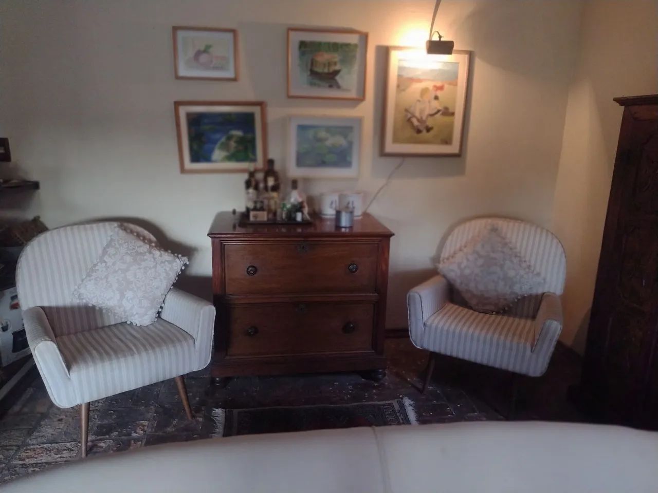 Poltronas simples.
