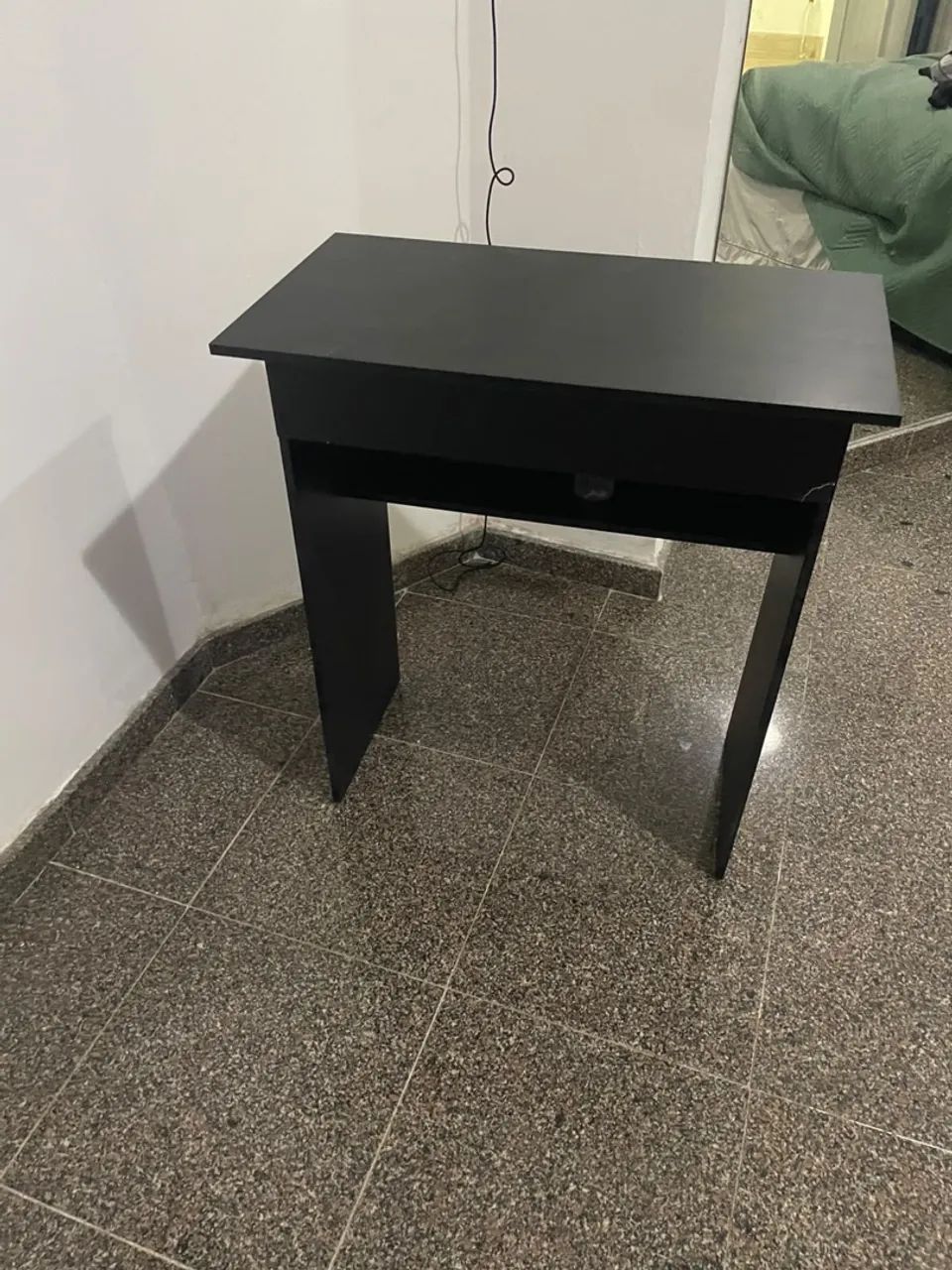 Mesa Escrivaninha Compacta Preta para Estudos e Home Office / Notebook