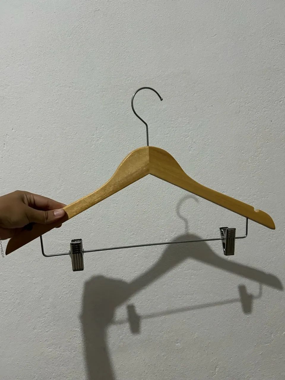 cabide madeira com presilha 