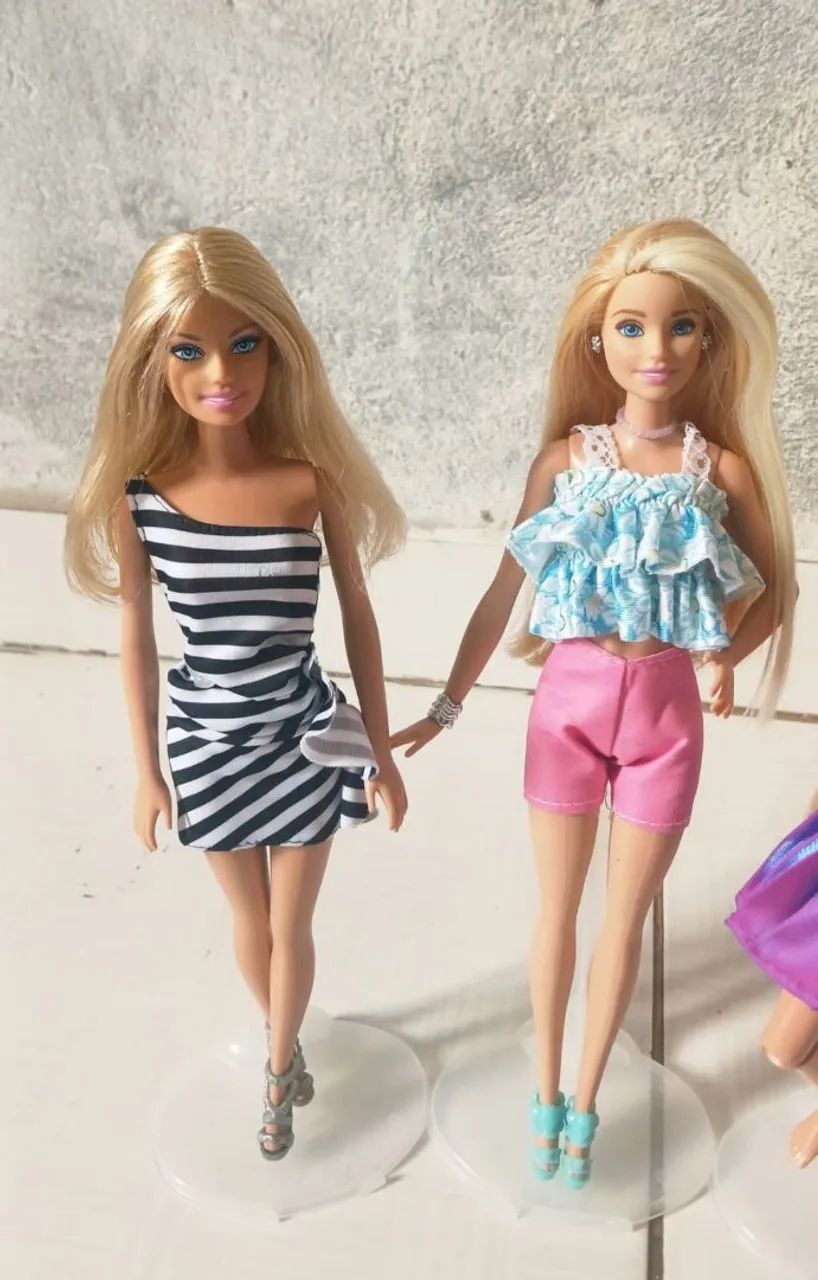 Lote com 5  bonecas Barbies usadas  - Foto 4