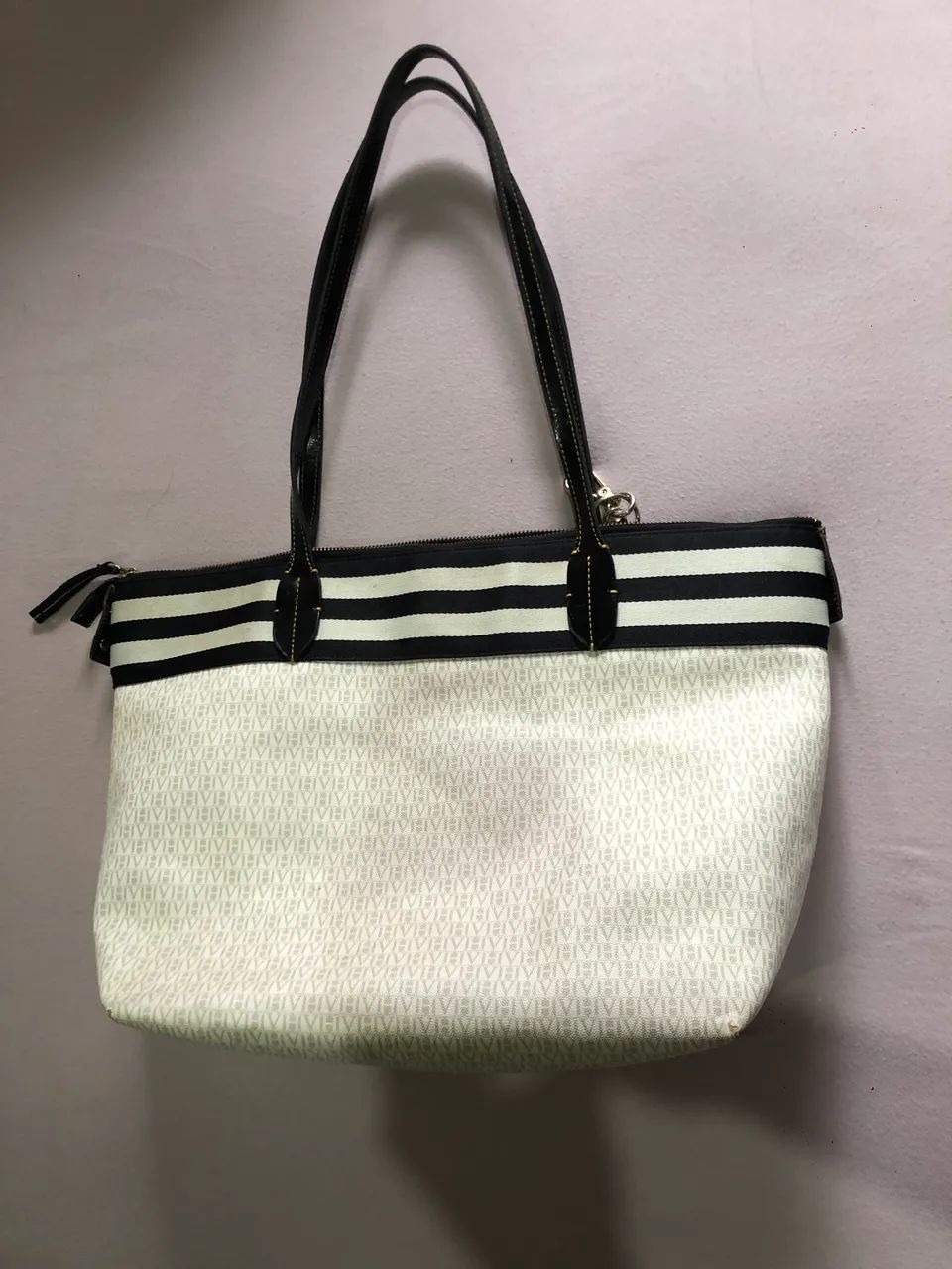 Bolsa feminina monogramada preta e branca - elegante e espaçosa - Foto 3