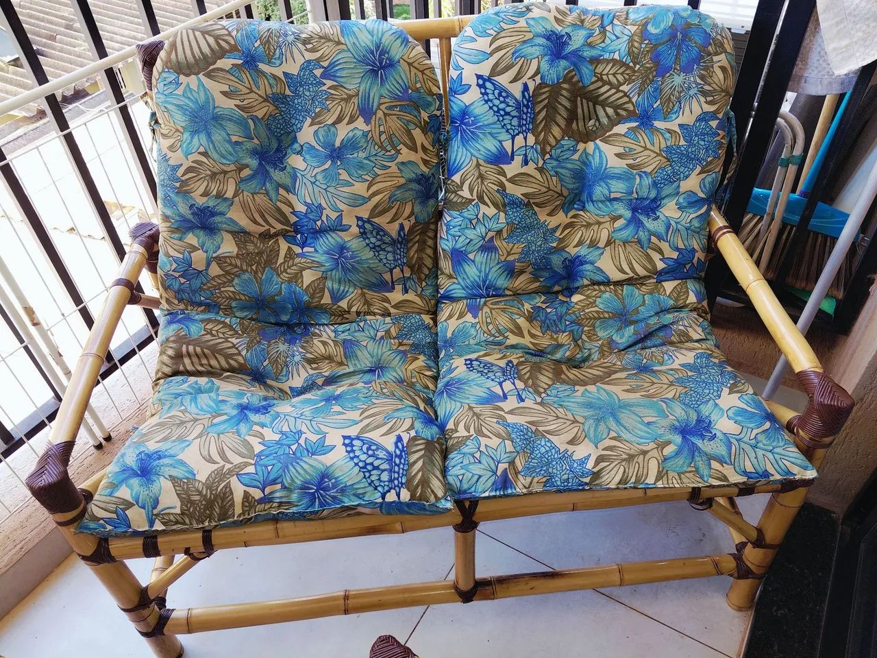 Conjunto de sofá 2 lugares e 1 lugar com mesa de centro em bambu 