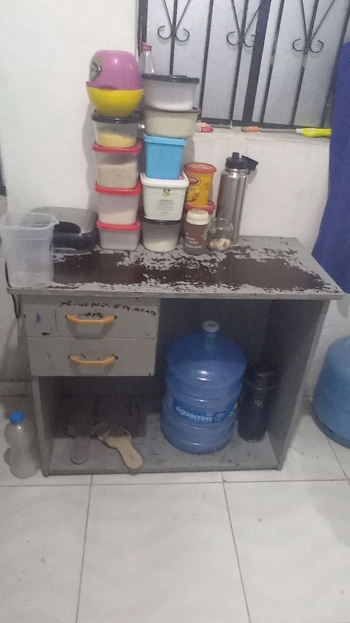 Vendo essa escrivaninha bem conservado 