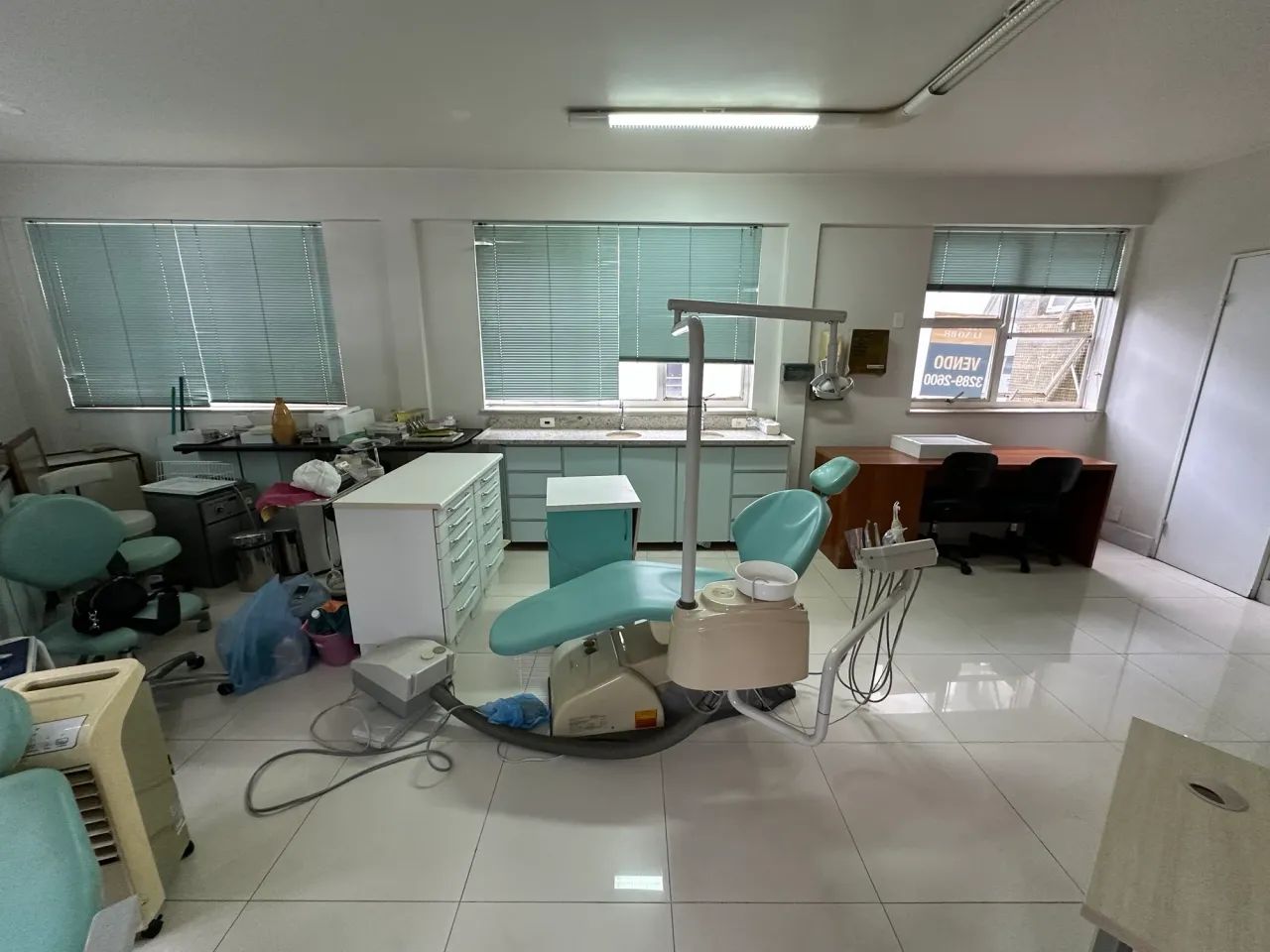 Sala comercial com equipamentos odontológico.