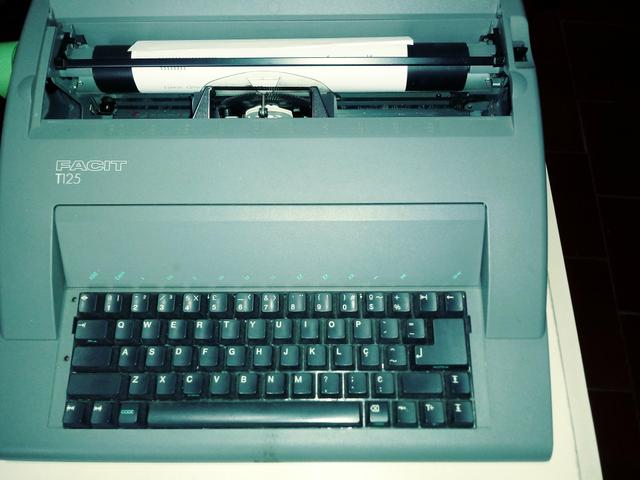 Vendo uma máquina de escrever elétrica - Foto 2