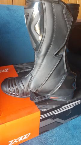 Bota motociclista com luva
