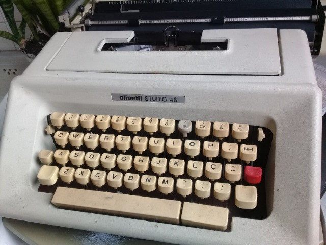 Maquina de escrever decada 80 funcionando