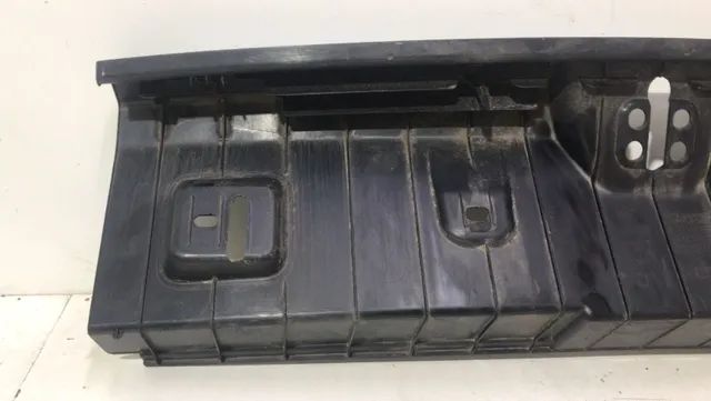Acabamento inferior da porta malas Bmw 320i 2014  * - Foto 3