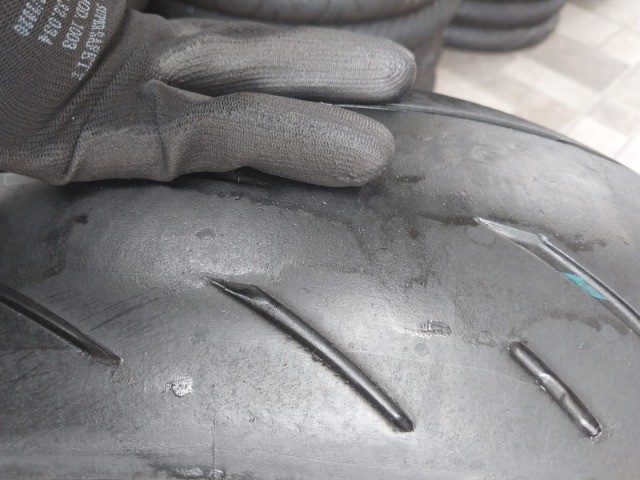 pneu usado bridgestone battlax 180/55-17 - Foto 2
