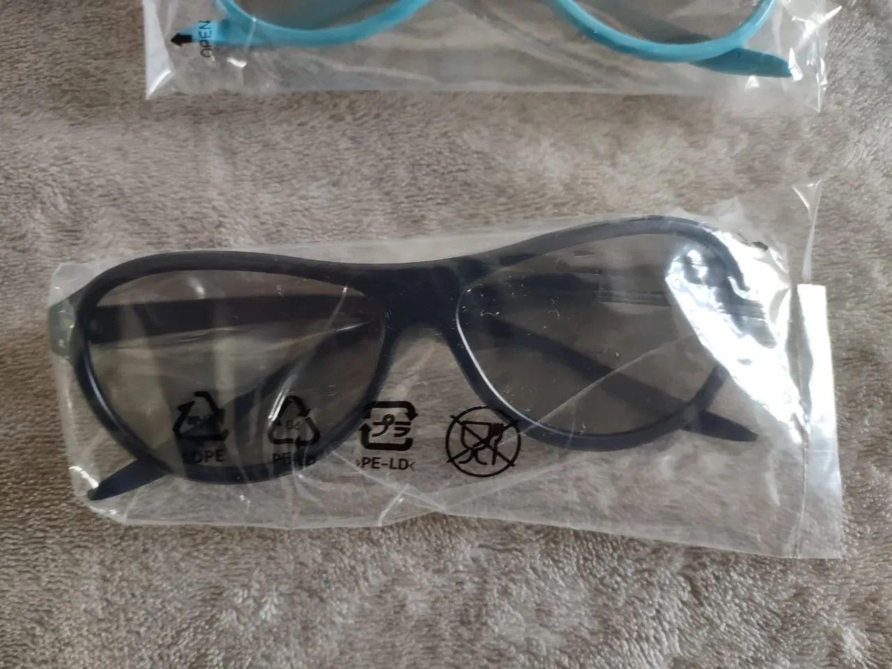 kit com 4 óculos para ver em 3D - Foto 5