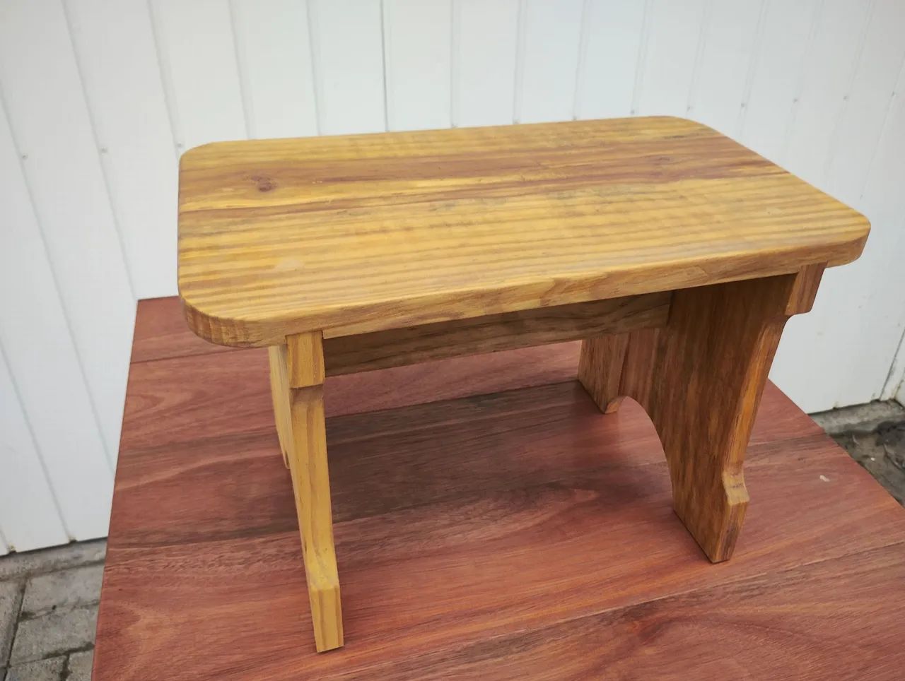 Banquinho de madeira 