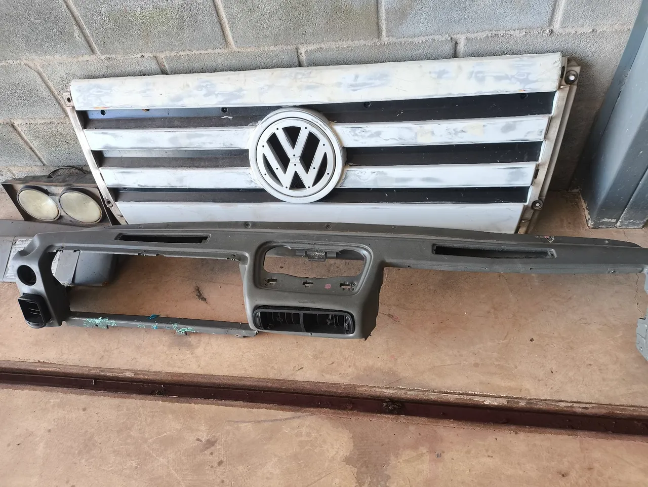 Peças VW: Painel, Grade e Faróis