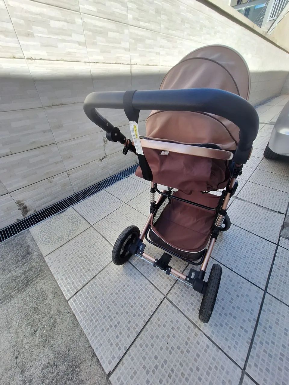 Carrinho de Bebê Luxo Dourado + bebê conforto - Foto 2