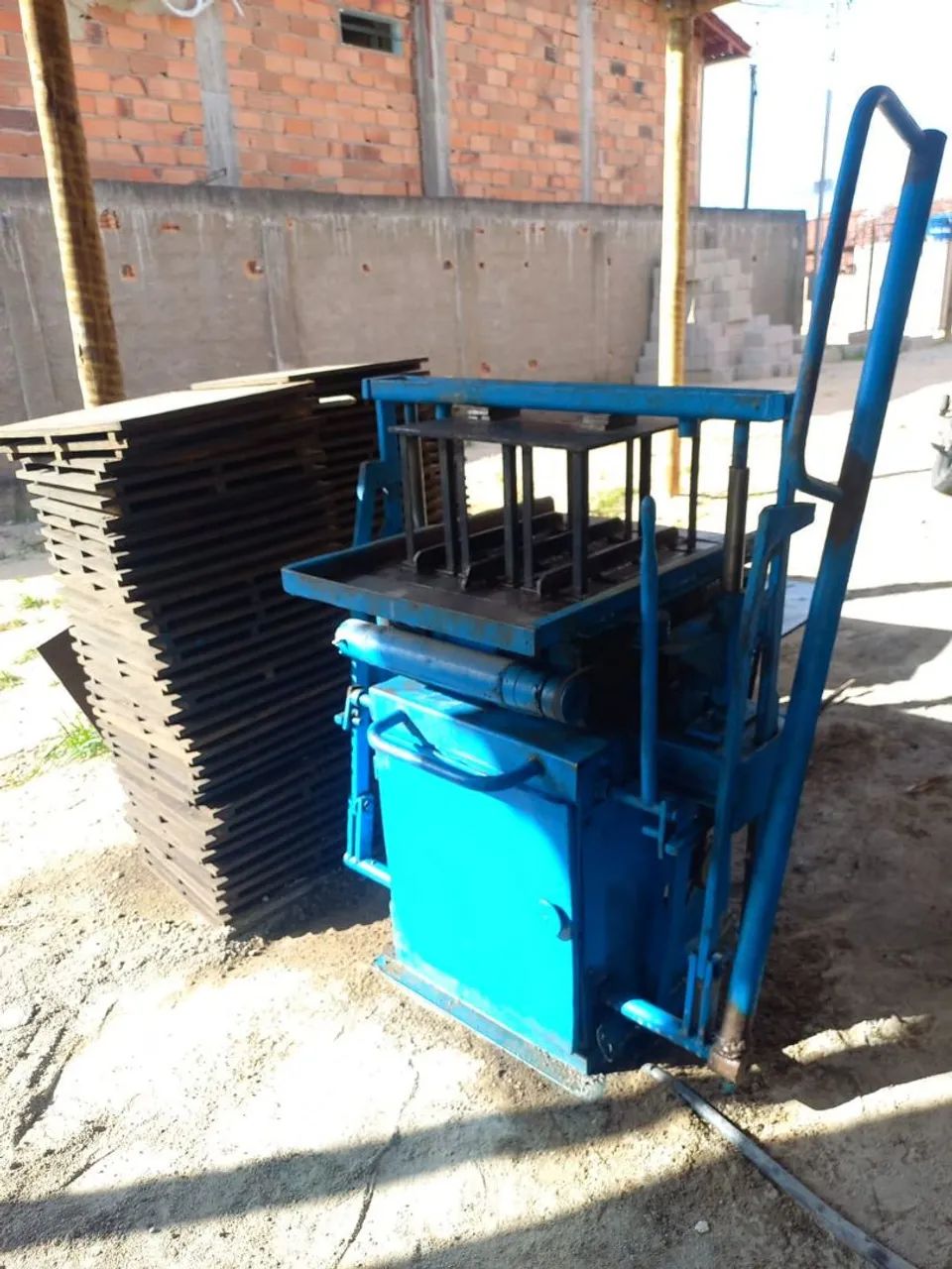 Máquina de blocos de concreto Menegotti + estrutura - Foto 5