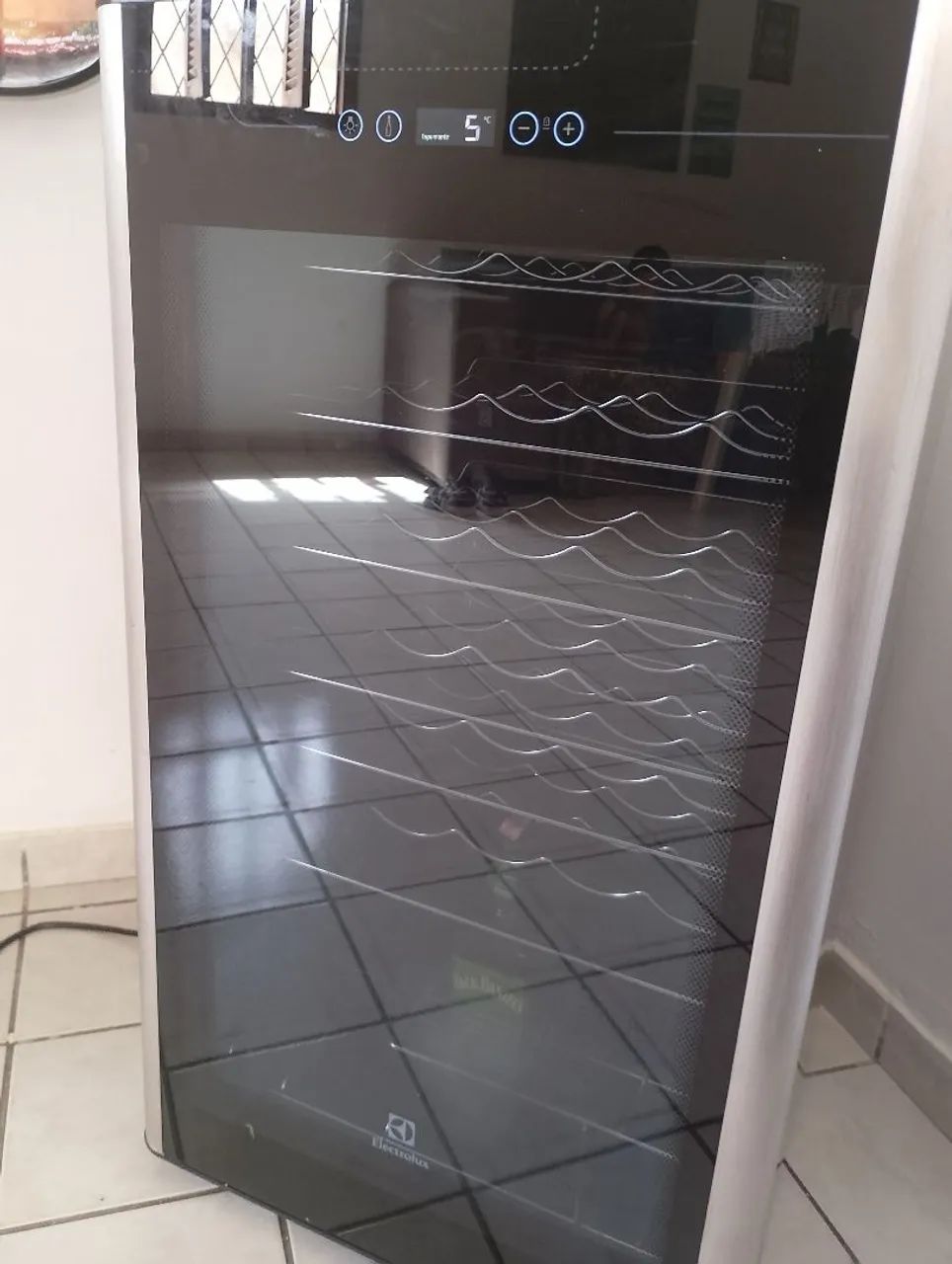 Adega climatizada Electrolux 46 garrafas