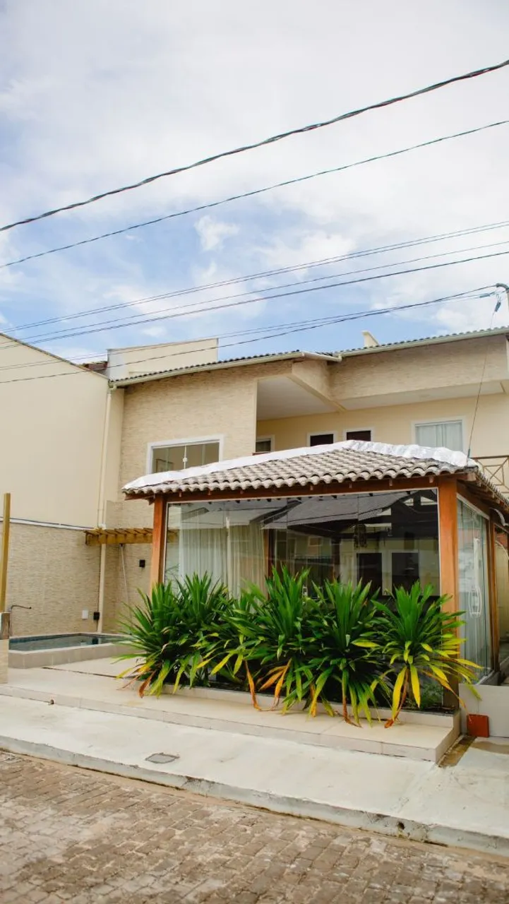 Casa duplex com Rio no fundo.