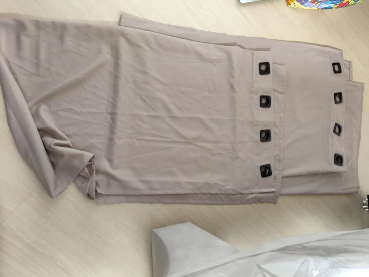 Cortinas  bege com ilhós