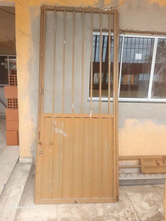 Porta de ferro com grade - Foto 2