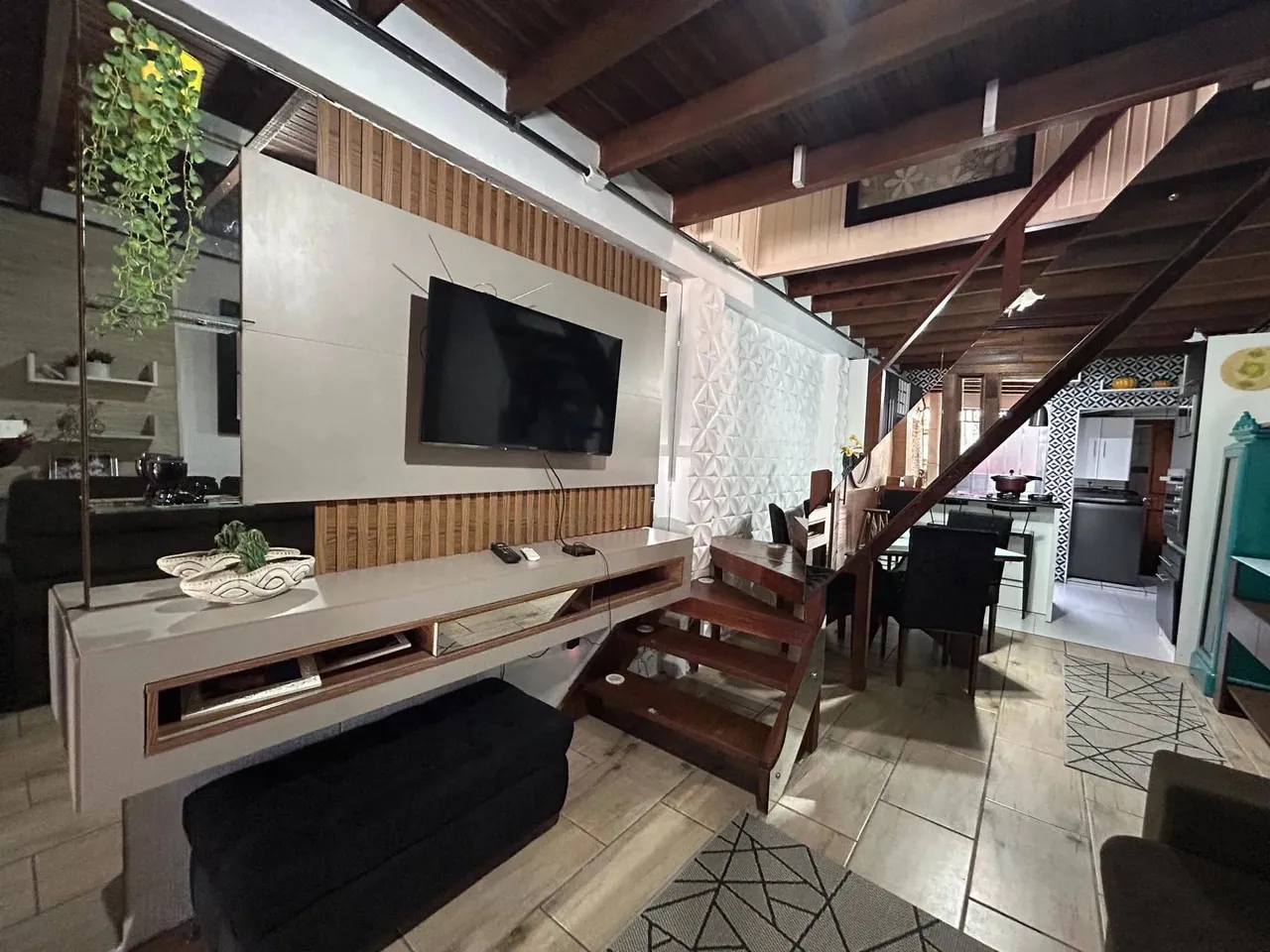 Sobrado no Centro, Pelotas 96m², 2 dorms (1 suíte), sala, lareira, churrasqueira, cozinha