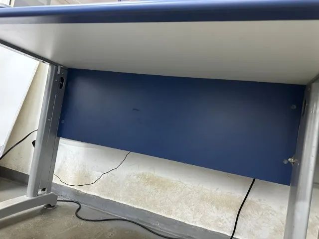 Mesa para escritório com tampo de madeira e estrutura de aluminio e suporte organizador - Foto 2