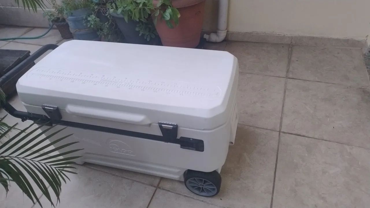 Caixa térmica Igloo 104litros. - Foto 2