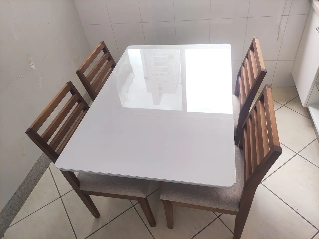 Mesa a pronta entrega e com cadeiras de madeira maciça  - Foto 4