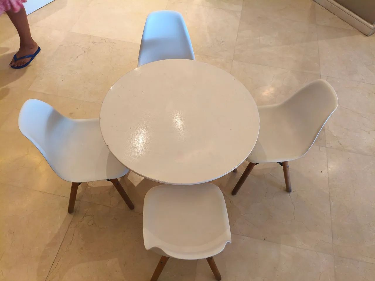 Mesa de criança com 4 cadeiras. - Foto 2