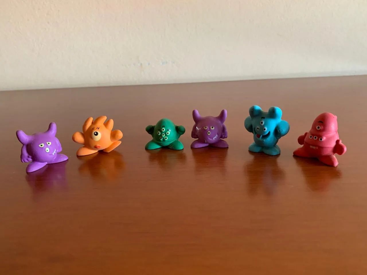 Coleção kinder ovo monstros de goma 