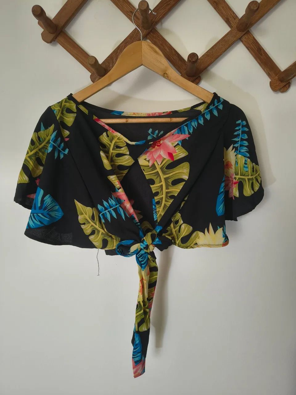 Cropped Preto Florido Com Amarração - Foto 3