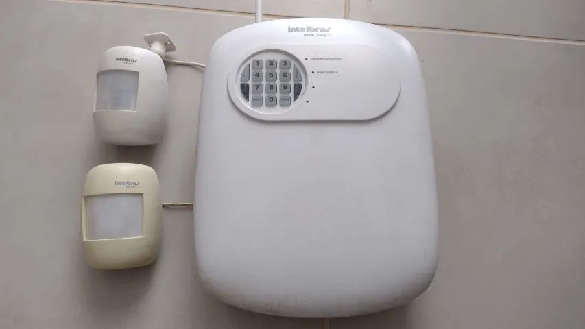 Vendo Central De Alarme Intelbras ANM 3004ST com 2 sensores. - Foto 2