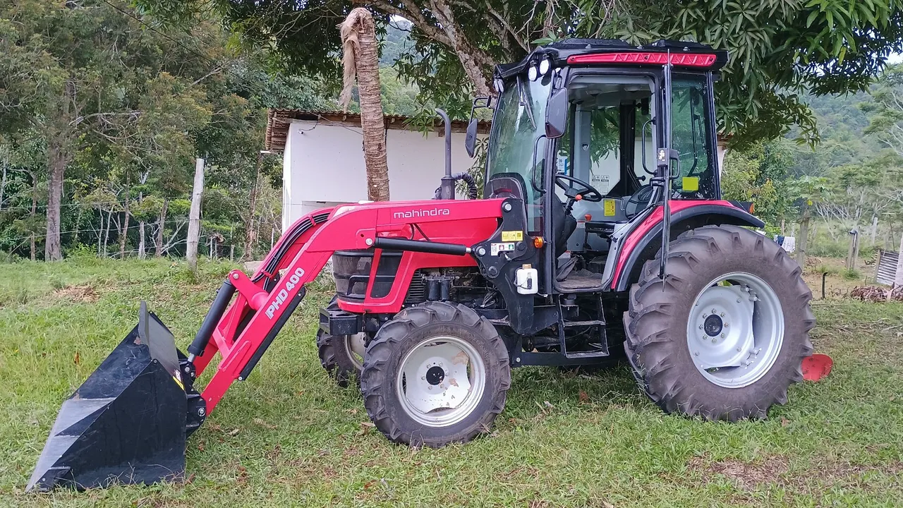 Trator Mahindra com Carregador Frontal 50/50