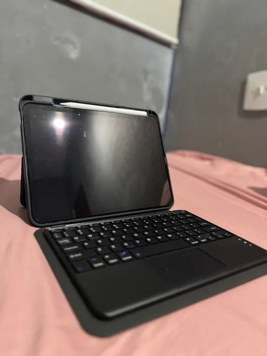 Tablet Apple iPad Air 5 M1 com Teclado e Touchpad