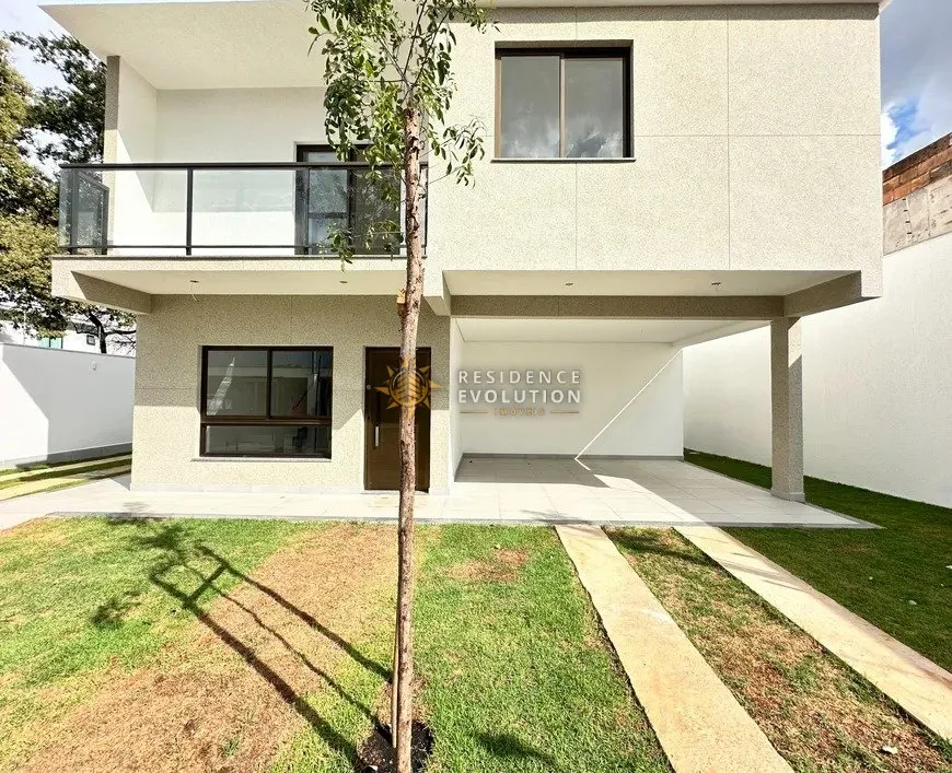 Condomínio com quatro casas duplex com 165m² + área privativa e 2 vagas no Trevo