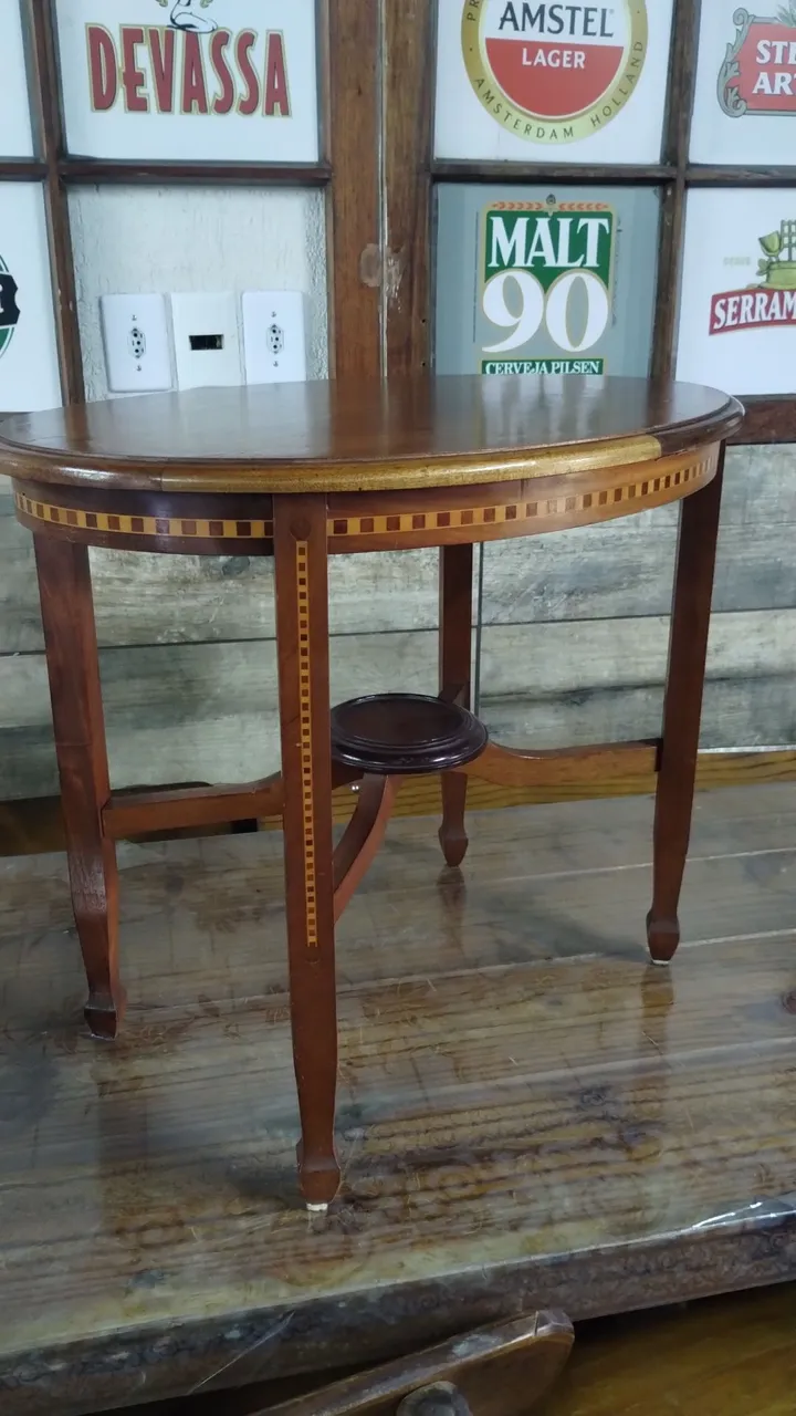 Mesa de Canto Clássica com Detalhes em Madeira