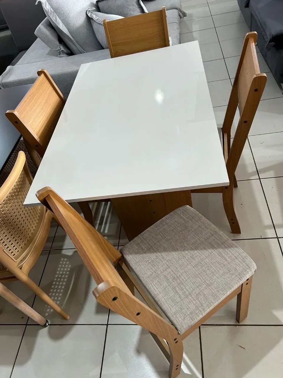 Mesa tampo MDF com 4 cadeiras assento estofado  - Foto 2