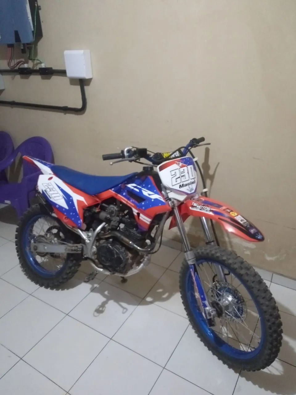 Moto de trilha xr200 com roupa de crf - Foto 2