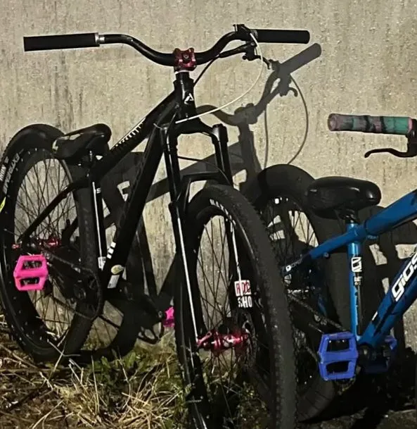 Bicicleta BMX Radical Preta com Pedais Rosa