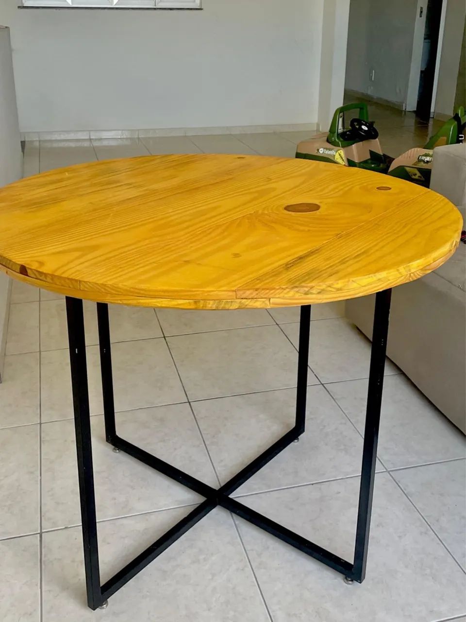 Mesa de pinus e metalom
