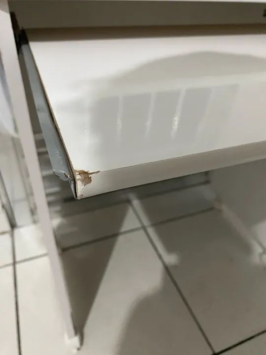 Mesa de Escritório Branca usada com detalhes mas não interfere na utilização  - Foto 3