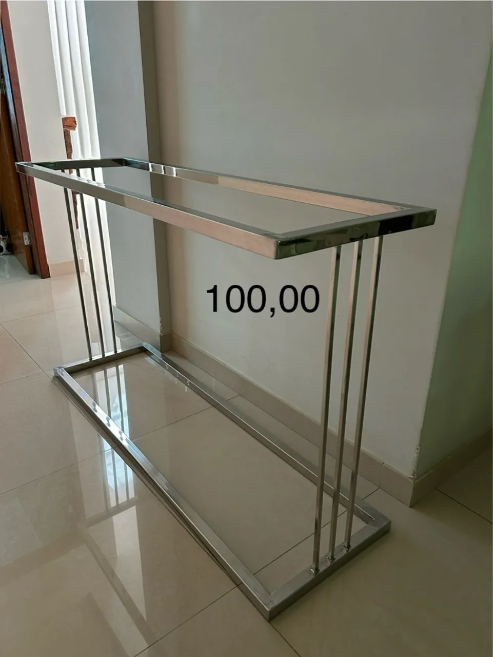 Aparador em aço inox com design moderno