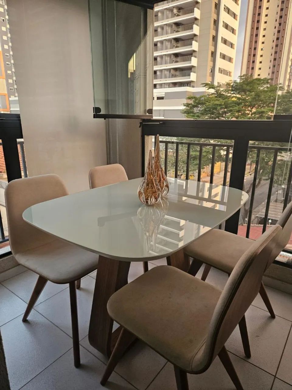 Conjunto de Mesa em Laca com 4 Cadeiras64573992514562120