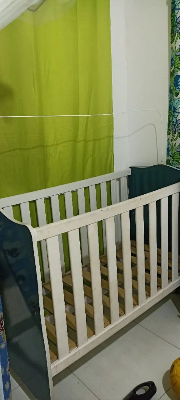 Berço de madeira branco com detalhes em azul escuro 